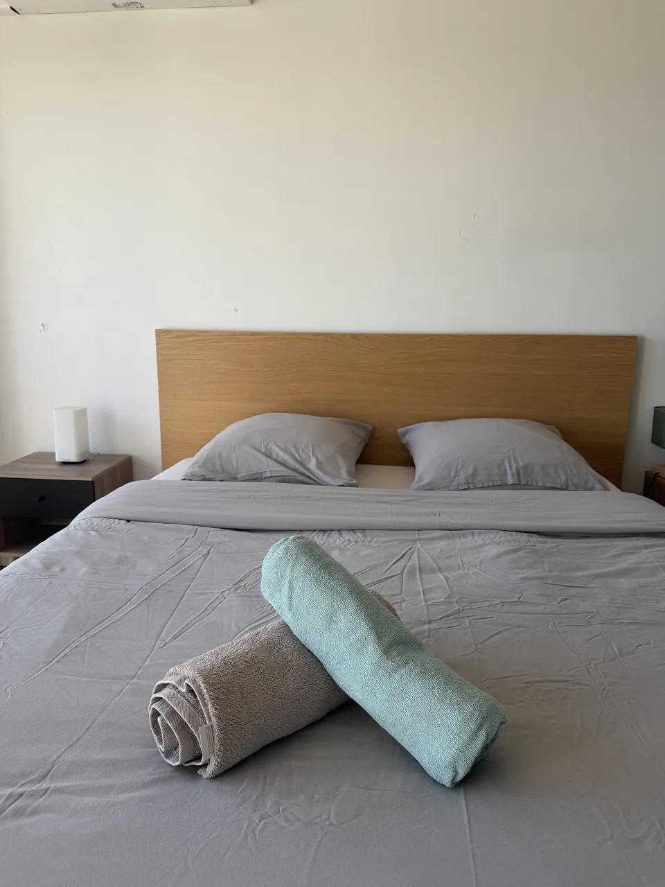 Chambre prête à accueillir les voyageurs, lit fait et serviettes posées